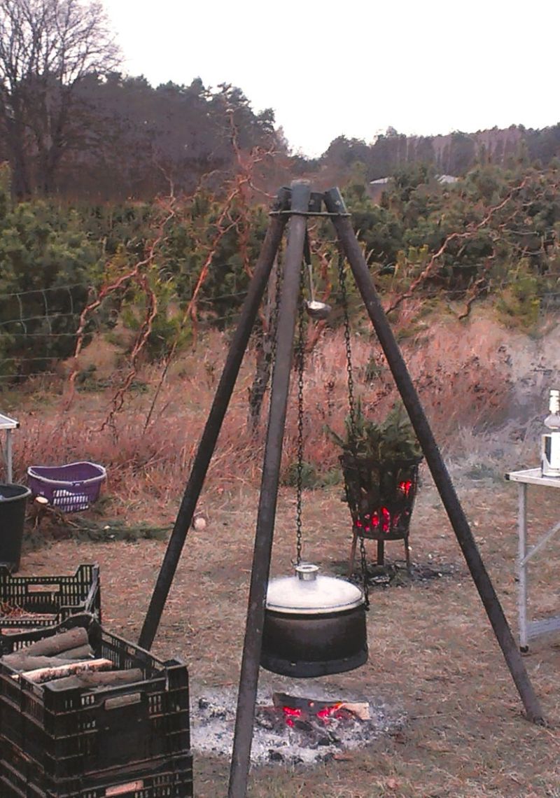 Bratwurst vom Grill und Glühwein