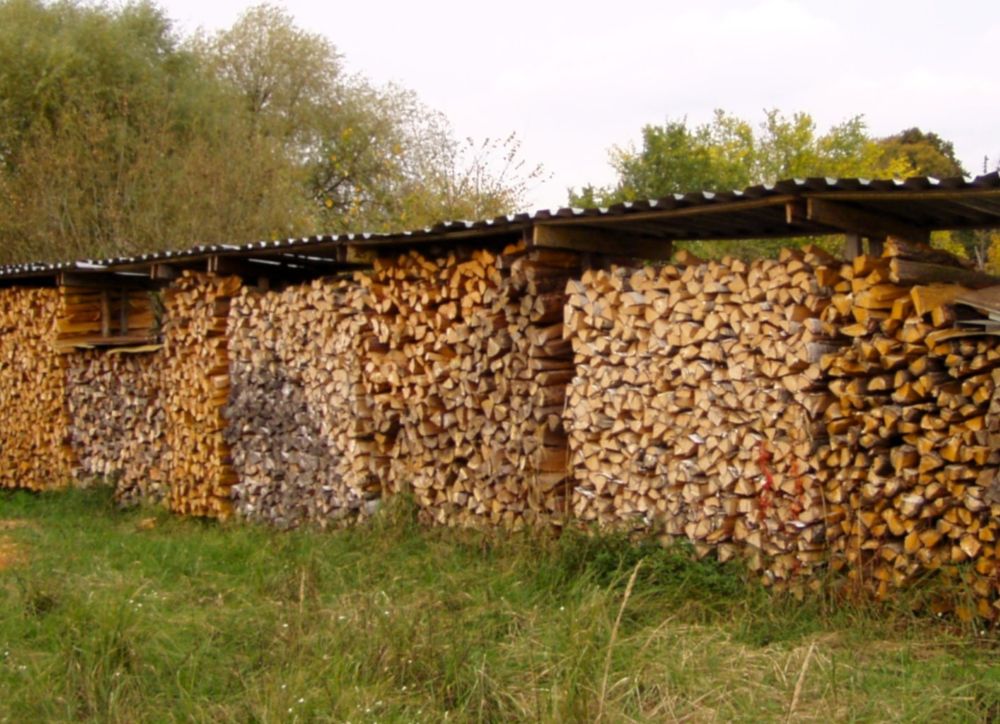 Kamin- und Brennholz Miete / Holzstapel